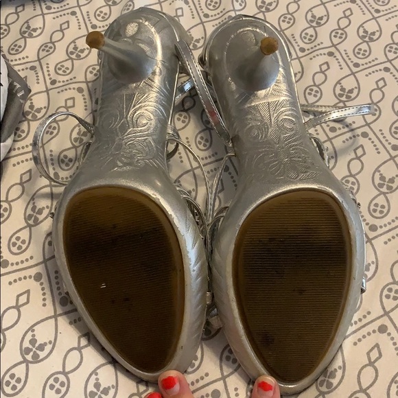 Silver heels - Picture 3 of 3